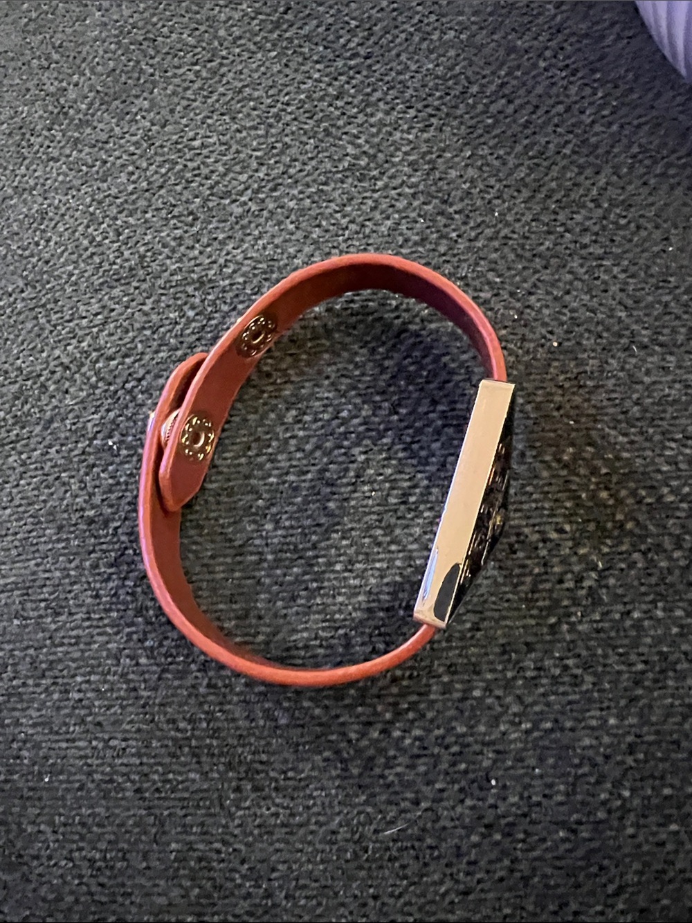 Fashion Jewelry Brown Leather Strap Bracelet with Black and Gold Triangle Logo